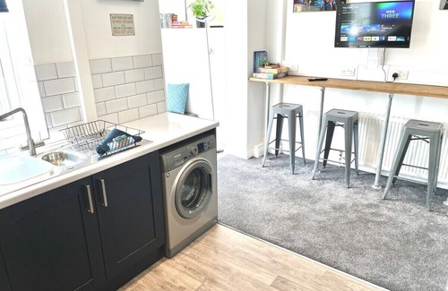 Horwich House | Ideal 4 Bed Home sleeps 7 Nr Middlebrook Stadium