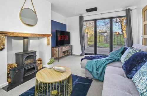 Rugby House | Ideal 4 bed House in Rugby - Football Table