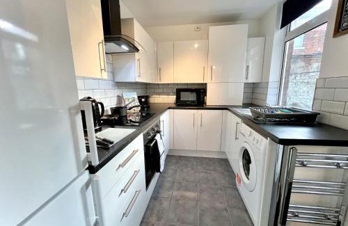 Preston House | Ideal 4 Bed Stay-Away-Home in Preston