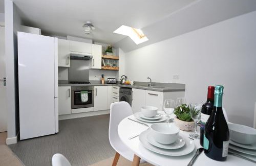Swindon Apartment | Ideal Coach House