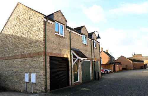 Swindon Apartment | Ideal Coach House