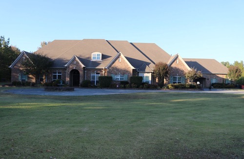 Lakes of Forest Hill House | Ideal Corporate Retreat