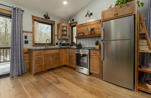 Carbondale Cabin | Ideal Couple's Wooded Retreat near Giant City Park