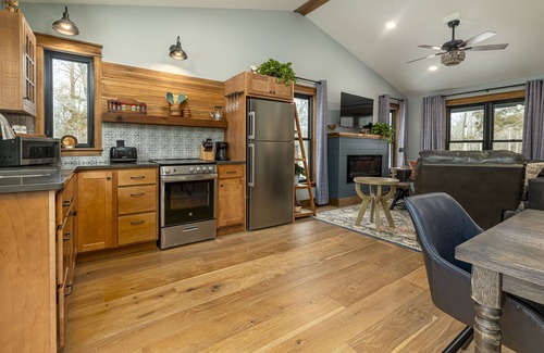 Carbondale Cabin | Ideal Couple's Wooded Retreat near Giant City Park