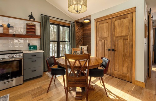 Carbondale Cabin | Ideal Couple's Wooded Retreat near Giant City Park