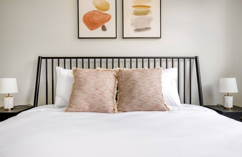 Evanston Apartment | Ideal Evanston 1BR w/ Pool & Gym, walk to Northwestern, by Blueground