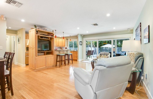 Bradenton House | Ideal family retreat with a private pool, outdoor TV, surround sound, & WiFi
