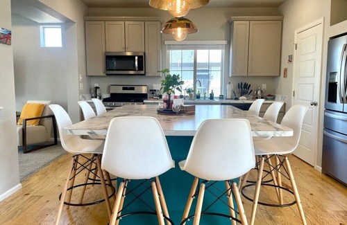 Commerce City House | Ideal for both professionals and families, the Denver Chile House offers a fully furnished residence featuring four (4) welcoming bedrooms, a dedicated workspace for remote professionals, and a spacious kitchen table for quality family time.