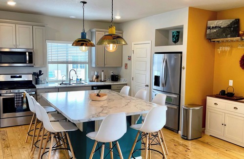 Commerce City House | Ideal for both professionals and families, the Denver Chile House offers a fully furnished residence featuring four (4) welcoming bedrooms, a dedicated workspace for remote professionals, and a spacious kitchen table for quality family time.