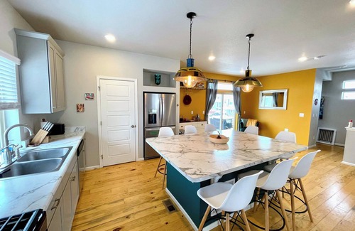 Commerce City House | Ideal for both professionals and families, the Denver Chile House offers a fully furnished residence featuring four (4) welcoming bedrooms, a dedicated workspace for remote professionals, and a spacious kitchen table for quality family time.