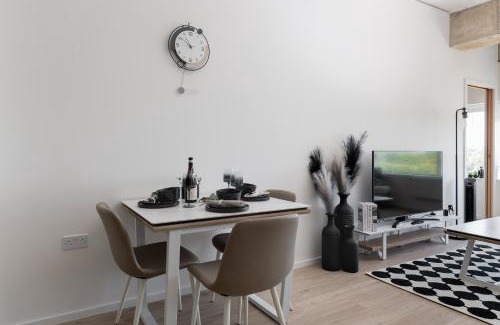Central Milton Keynes Apartment | Ideal for Corporate and Business stays with Free Parking Above MK Train Station