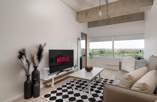 Central Milton Keynes Apartment | Ideal for Corporate and Business stays with Free Parking Above MK Train Station