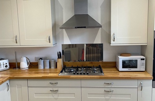 Shaldon House | Ideal for families and pet owners, parking space and 5 minutes walk to the beach