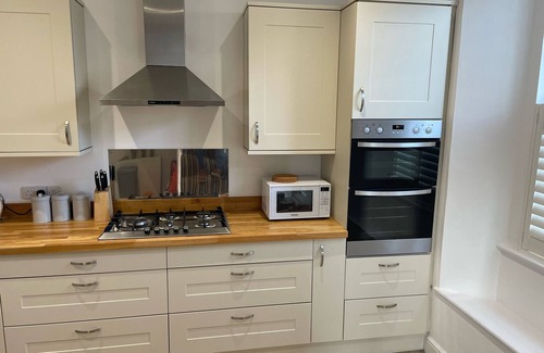 Shaldon House | Ideal for families and pet owners, parking space and 5 minutes walk to the beach
