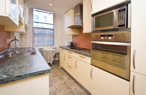 Kensington Apartment | Ideal for families/business 2 bedroom/two bath flat central location Kensington