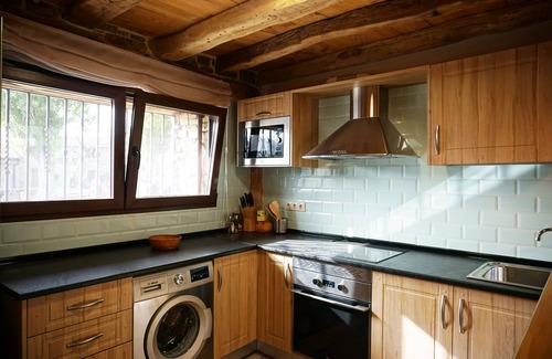 Tamajon Cottage | Ideal for families and friends surrounded by mountainous and rugged landscapes