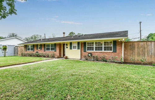 Memorial House | Ideal for families/friends seeking comfort, relaxation, and shopping