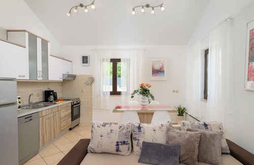 Peresiji House | Ideal for family holidays, heated pool, traditional and quiet location