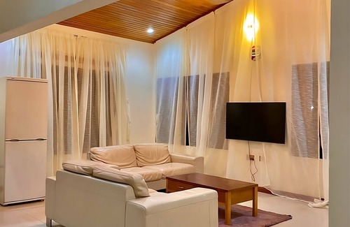 Adenta House | Ideal For Friends , Family And Corporate Let. Home Away From Home