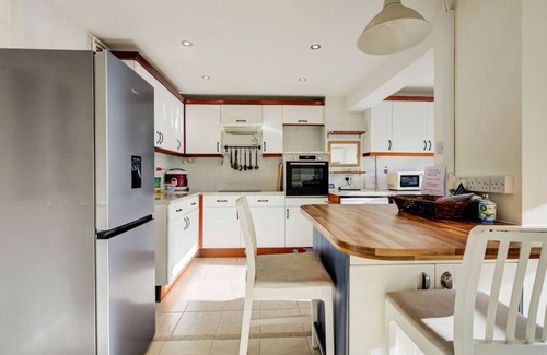 Tilbury House | Ideal for groups & families with parking and patio