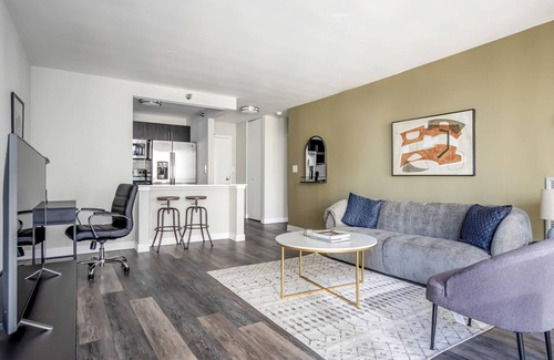 Rush and Division Apartment | Ideal Gold Coast 1BR w/Gym & Lounge, 1 block to L, by Blueground