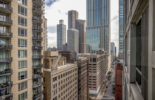 Rush and Division Apartment | Ideal Gold Coast 1BR w/Gym & Lounge, 1 block to L, by Blueground