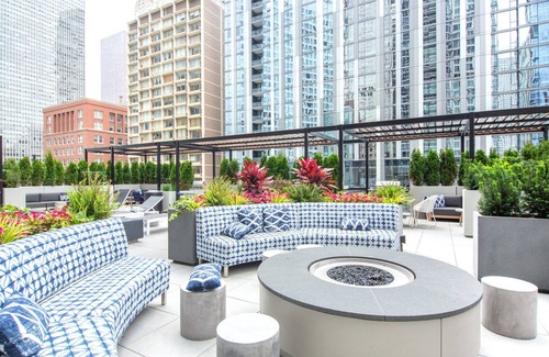 Rush and Division Apartment | Ideal Gold Coast 1BR w/Gym & Lounge, 1 block to L, by Blueground