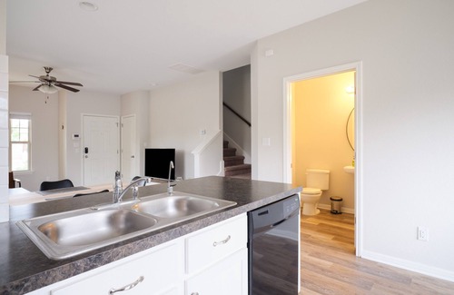 Austin House | Ideal Home - Close to Airport - GFTX
