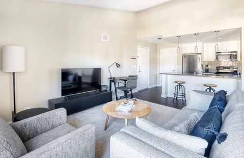 University City Apartment | Ideal La Jolla 1BR w/Gym, W/D & Pool, nr bars & shops, by Blueground