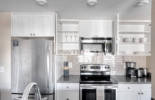 University City Apartment | Ideal La Jolla 1BR w/Gym, W/D & Pool, nr bars & shops, by Blueground