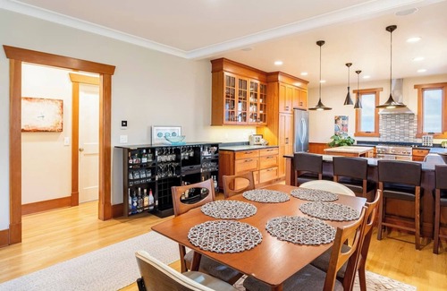 West Queen Anne House | Ideal location - Downtown: 5 mins. Well-appointed with everything + Chef's Kitchen
