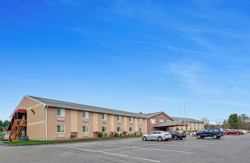 Foxboro Hotel | Ideal Location! Near Gillette Stadium, Offers FREE Parking Plus FREE Breakfast!