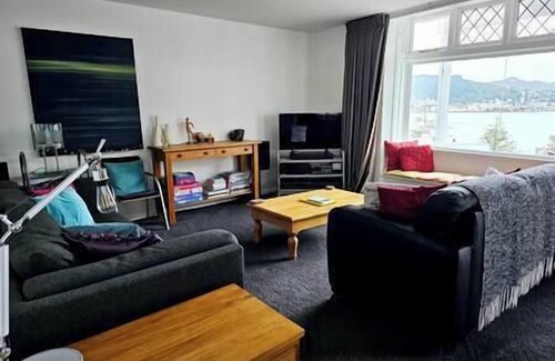 Oriental Bay House | Ideal location for groups, family, friends or work