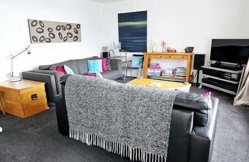 Oriental Bay House | Ideal location for groups, family, friends or work