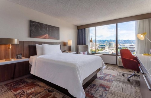 Emeryville Hotel | Ideal Location! Onsite Parking, Pets Allowed, Near Berkeley Art Museum