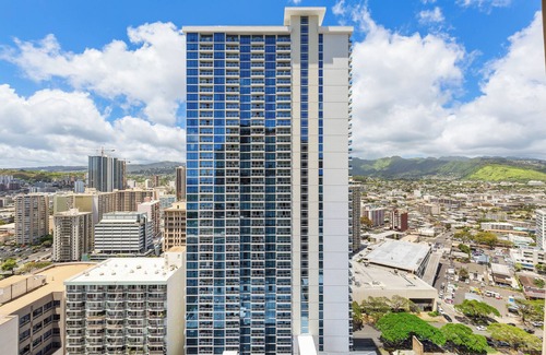 McCully - Moiliili Apartment | Ideal Location w/City Views - Ala Moana Hotel 2729
