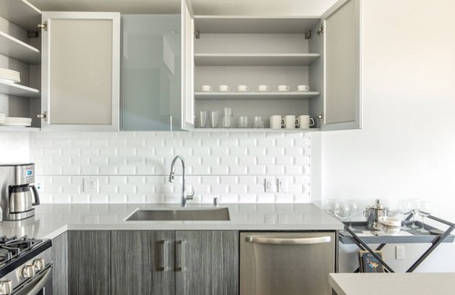 Mid-Wilshire Apartment | Ideal Mid-Wilshire Studio w/Gym, Pool, walk to S. La Brea, by Blueground