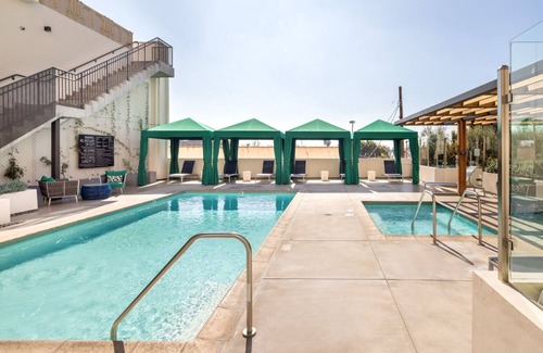 Mid-Wilshire Apartment | Ideal Mid-Wilshire Studio w/Gym, Pool, walk to S. La Brea, by Blueground
