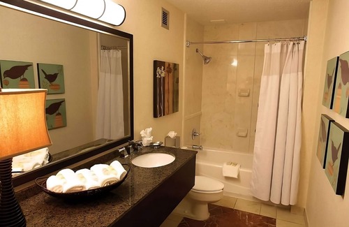Eagan Park Hotel | Ideal Mix of Comfort and Value! Outdoor Pool, Pets Allowed