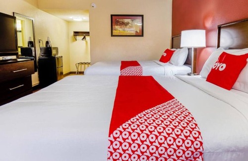 Moline House | Ideal Mix of Comfort and Value! Free Parking, Near John Deere Pavilion