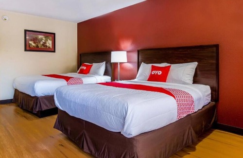 Moline House | Ideal Mix of Comfort and Value! Free Parking, Near John Deere Pavilion