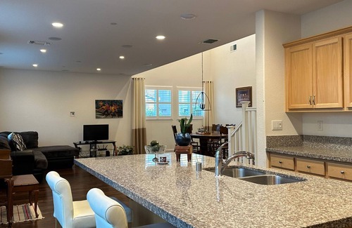 Nut Tree House | Ideal Monthly Stay: Master Bedroom Near Kaiser Permanente and Travis AFB