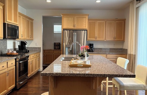 Nut Tree House | Ideal Monthly Stay: Master Bedroom Near Kaiser Permanente and Travis AFB