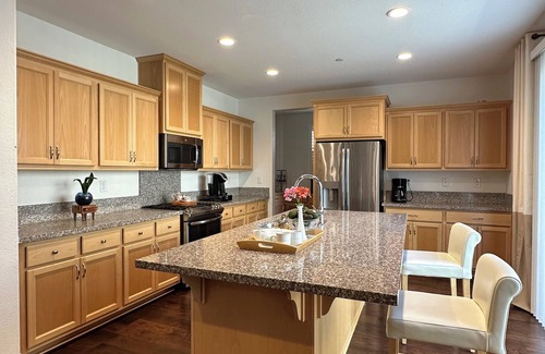 Nut Tree House | Ideal Monthly Stay: Master Bedroom Near Kaiser Permanente and Travis AFB