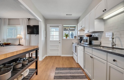 North Chattanooga Apartment | Ideal Northshore location! Stylish, cozy decor!