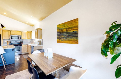 Oceanside Apartment | Ideal retreat by the beach with deck, full Kitchen, high-speed WiFi, private W/D