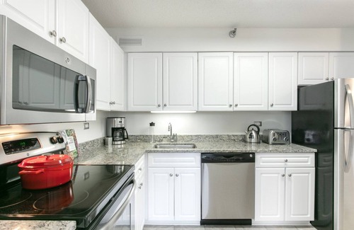 Rush and Division Apartment | Ideal River North 2BR w/Gym, W/D, near Magnificent Mile, by Blueground