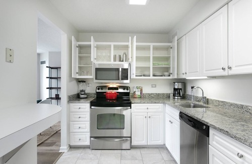 Rush and Division Apartment | Ideal River North 2BR w/Gym, W/D, near Magnificent Mile, by Blueground