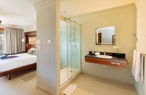 Charlotte Hotel | Ideal Romantic Stay with Garden View | Short Drive From the Beach | Adults Only!