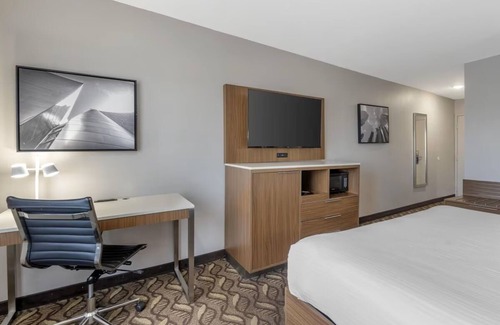 Inglewood Hotel | Ideal Spot for Business Travelers – Rest in Quiet Room Close to the Airport